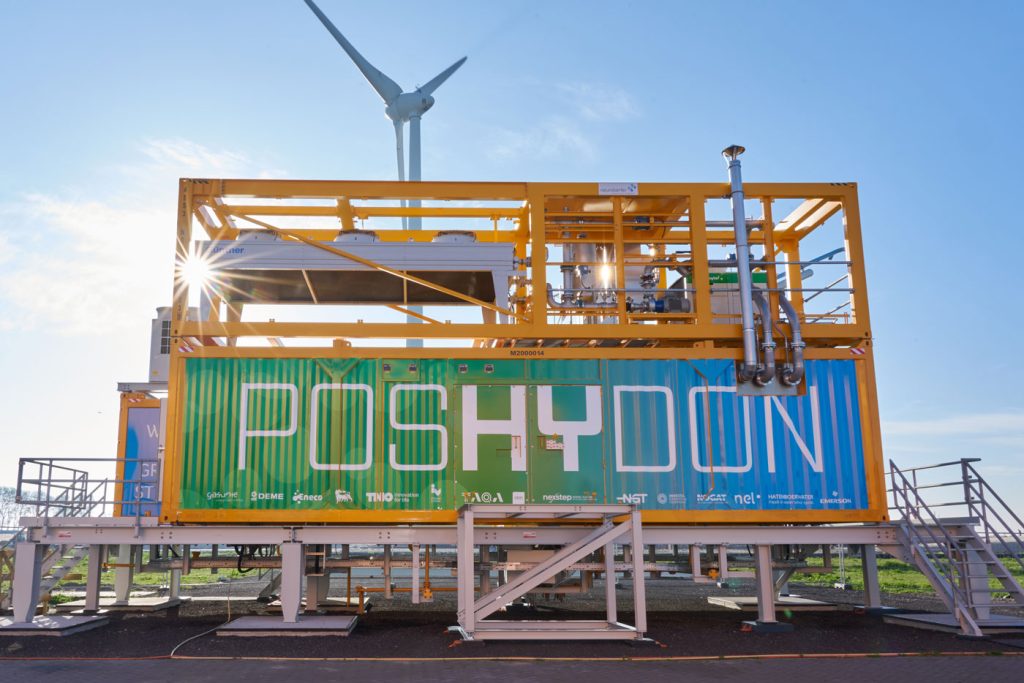 The PosHYdon pilot kicked off the onshore test successfully at the premises of InVesta in Alkmaar. PosHYdon aims to produce green hydrogen on an operational gas platform in the Dutch North Sea.